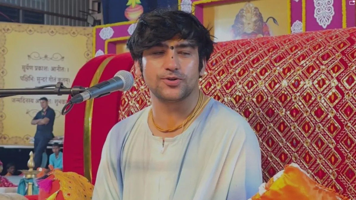 प्रेमानंद महाराज के समर्थन में बाबा बागेश्वर, विरोधियों पर कसा बड़ा तंज