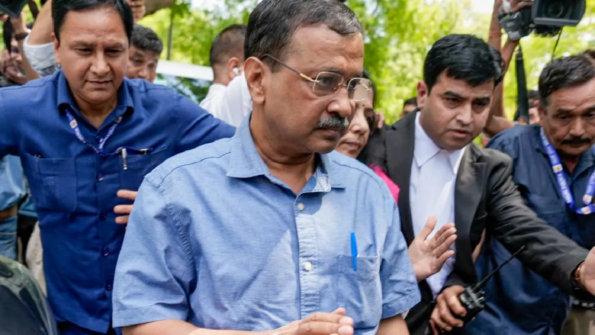 दिल्ली के पूर्व मुख्यमंत्री अरविंद केजरीवाल आज एक बार फिर दिल्ली हाई कोर्ट में पेश होकर अपना पक्ष रखेंगे।