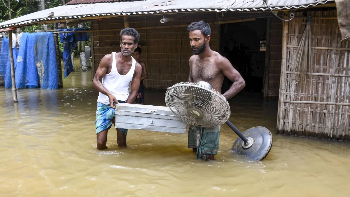असम में बाढ़ का कहर: 80 की मौत, 2.12 लाख लोग प्रभावित, 6 महीने की लोन राहत