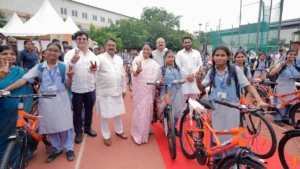 दिल्ली की 3,000 से अधिक छात्राओं को सीएम रेखा गुप्ता ने बांटी साइकिलें, स्कूल पहुंचना होगा आसान
